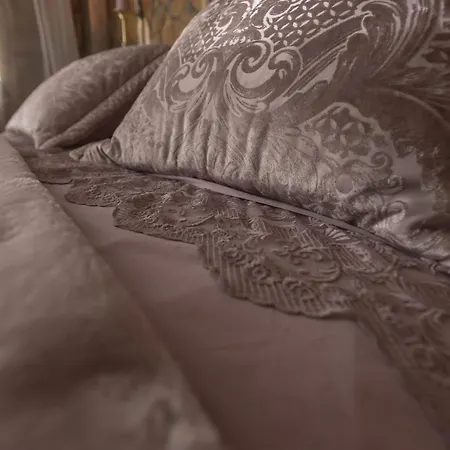 Onore Dell 2 Sa Djakuzijem Hotel